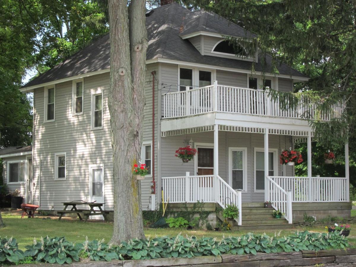 Devil'S Lake Inn And Devil'S Lake Inn Too Manitou Beach Extérieur photo